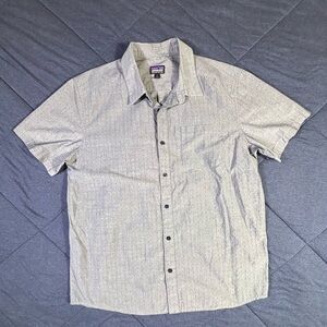 Patagonia Gray Micro Dot Pattern Short Sleeve Button Up Shirt Men’s Size Large